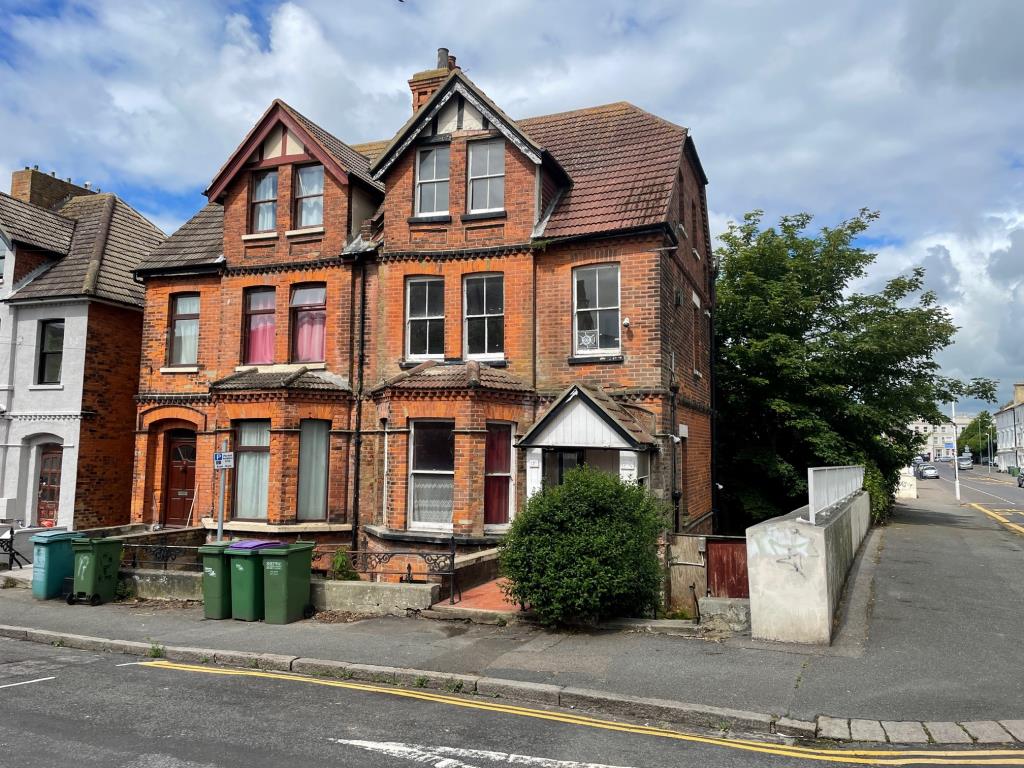 Lot: 65 - SUBSTANTIAL PROPERTY WITH CONVERSION POTENTIAL -